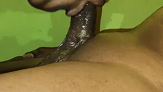 Neha'nın ağzına sert bir şekilde boşalıyor