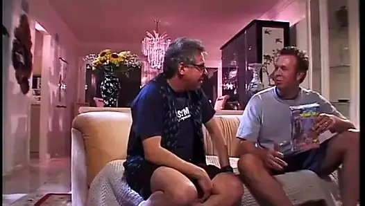 Azgın zenci kaltak iki beyaz yarak alıyor