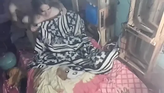 Battaniyenin altında onu öpüyorum ve ona dokunuyorum