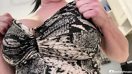 Azgın orta yaşlı seksi kadın inanılmaz büyük göğüslerini ovuyor