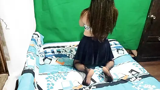 İri göğüslü üvey kız kardeş üvey erkek kardeşini ve modellerini yatağında dantelli iç çamaşırıyla sikmek istiyor, bil bakalım ne oldu?