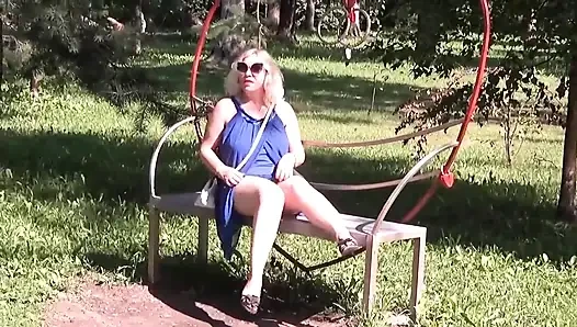 Külotsuz seksi kadın - yürüyüşte parıldayan
