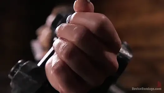 Yeni gelen Melissa Moore çığlık atan esarete boyun eğiyor