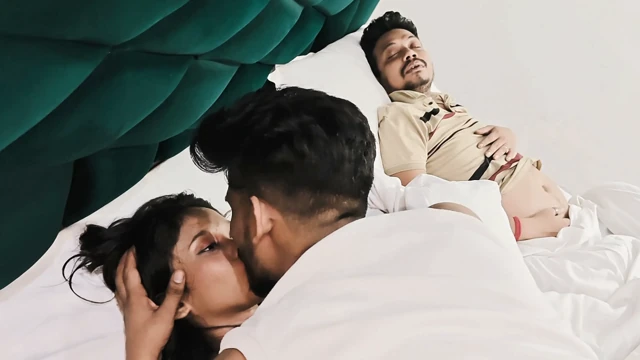 Hintli video kocasının önünde arkadaşıyla sert seks yapıyor, amını sikiyor Hintçe ses