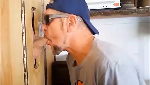 Baba ve oğul zafer deliğini paylaşıyor