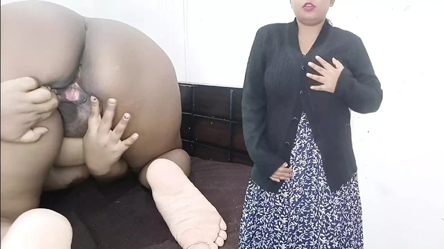 Tina Hintli üniversiteli kız tam ruh hali içinde