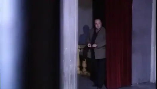 Kızıl saçlı kız üçlü grup seks nostaljik yarak emiyor