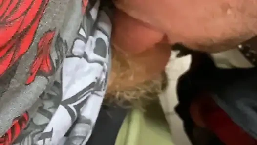 Chav kıyafetiyle Kinkysirius, istasyonun tuvaletinde deri ceketli bir ayıdan berbat bir kıyafet