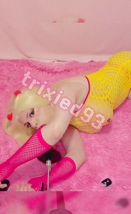 Sarı jartiyerli zavallı sissy bimbo orospu, fuck machine ile boğazını ve amını eğitiyor