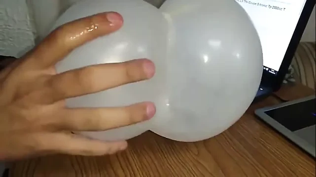 Eldivenli seks oyuncağı