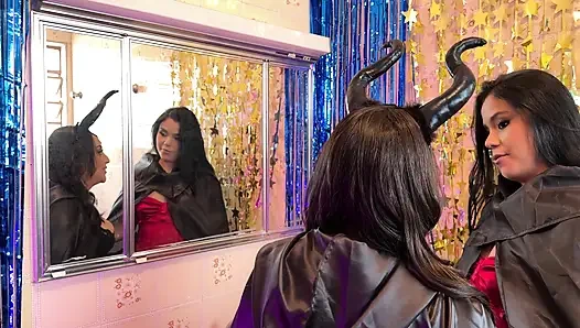 Yaramaz kız arkadaşlar Lola'yı tuvaletten aldı