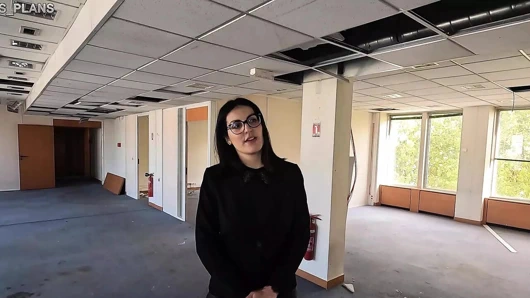 Emlakçı erkek arkadaşını aldatıyor, sahte müşteriler tarafından ziyaret sırasında götten sikiliyor!!