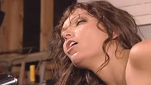 Büyük memeli orta yaşlı seksi kadın bisiklet dükkanında sikiliyor