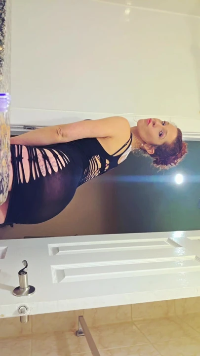 %100 azdırıyor. Bu orta yaşlı seksi kadın sikilebilir mi??