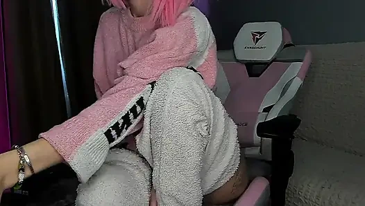 Rahat pijamalı sevimli kız ne kadar daha iyi ısınıyor biliyor