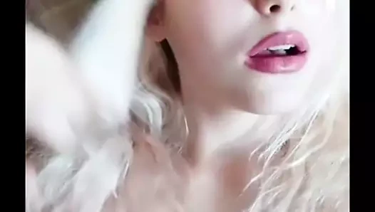 Facecast üzerinde sarışın kız