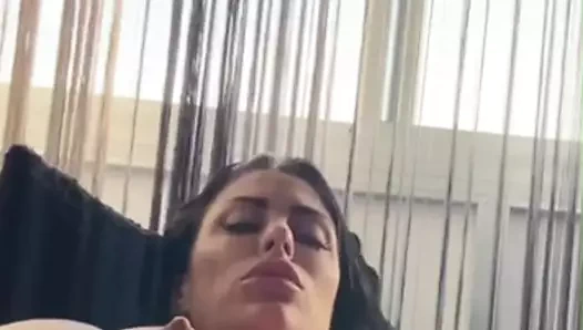 Solo seks derlemesi. Sapphire'nin dildo ile derin gırtlak ve anal ve vajinal mastürbasyon