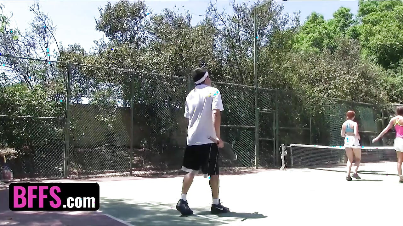 İki erkek arkadaş - azgın tenis koçu öğrencilerinin mini eteklerini kaldırıyor ve ıslak amcıklarını sahada sikiyor
