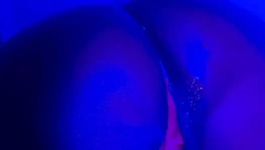 Zenci tanrıça sızdırıyor: neon tanga ve dildo fışkırtıyor