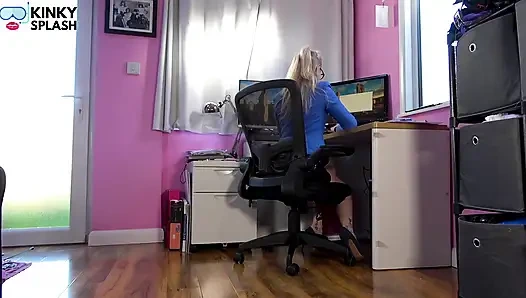 Ofis kıyafetlerimin altında soyunuyoruz ve cezalandırılıyoruz