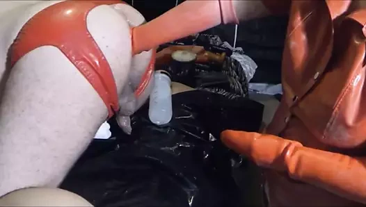 Kırmızı lateks yumruk için the anal köle