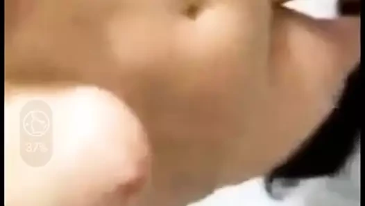 Görüntülü görüşmede göğüslerini ve desi chut'u gösteren kız