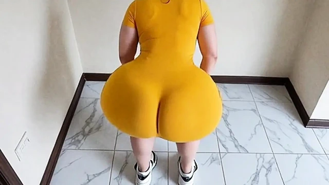 Büyük götlü kadın seksi bir şekilde sallıyor