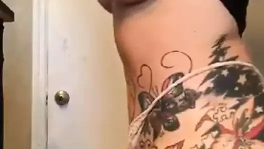 seksi dövmeler sarışın sallar onu göt