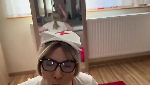 Doktoru olan eski kız arkadaşım yarağımı muayene ediyor ve her şeyi iyi buluyor