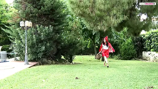 Dövmeli kız büyük bir yarak üzerinde zıplıyor ve sonra döl yiyor