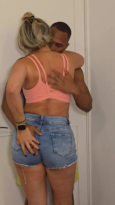 Волнующий момент из "Милфа принимает незнакомца, который она встречает на улице к ее дому - Monique Fuentes и Brandon Cruz"