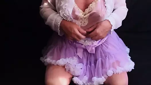 Fırfırlı ve tenis eteği olan küçük bir şerit ve...