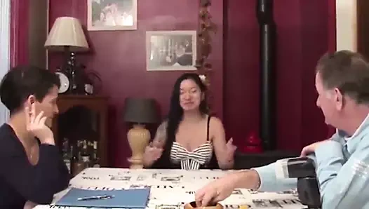 Jeune ASIATIQUE durement enfoncee dans toutes les positions