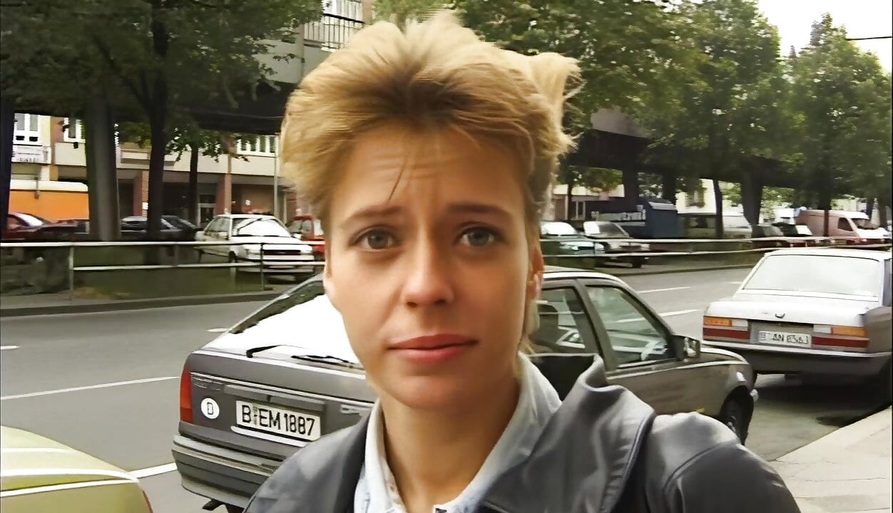 lesbe mit grossen titten geht fuer geld mit zum casting und steckt sich vibrator in die pussy