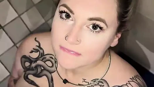 İri güzel kadın ve büyük zenci yarağı sidik oyunu ve sakso