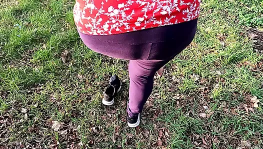 Çayırda yalınayak çıplak göğüsleri tedavi eder