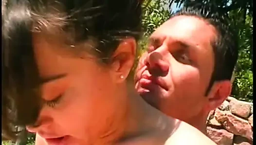 Ateşli çift havuz kenarında sikişiyor