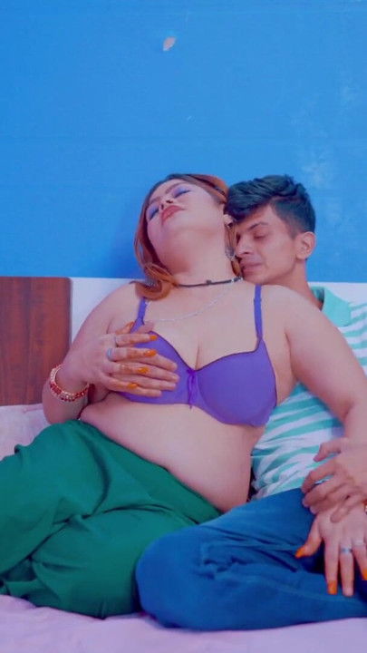 Büyük memeli ateşli yeni evli çift ilk suhagrat gecelerinin tadını çıkardı | Klip 1