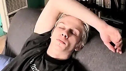 Asılı heteroseksüel oğlan tek başına sikiliyor