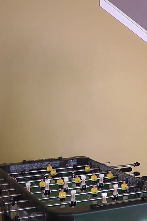 Striptizli bir langırt oyunu sonunda şaplak atma ikramı vaat ediyor