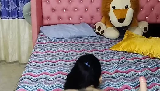 O kadar azgındım ki dayanamadım ve sulu amcığımda dildoyla mastürbasyon yaptım