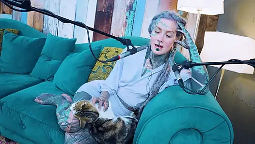 E - empati hakkında konuşuyorum - asmr podcast sfw konuşuyor gotik sıska kız dreadlocks dövmeli model dövmeli kız