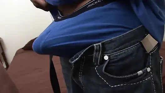 Şortun büyük siyah yarağını emmeyi çok seviyor