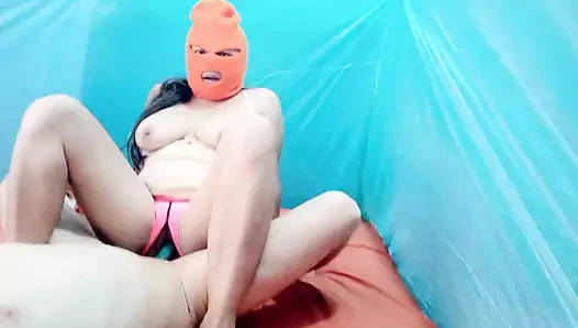 Üvey kız kardeşim dairesinde bir çarşaf hırsızı buluyor ve gerçek orgazmlarla çok yoğun sikişmeye başlıyorlar