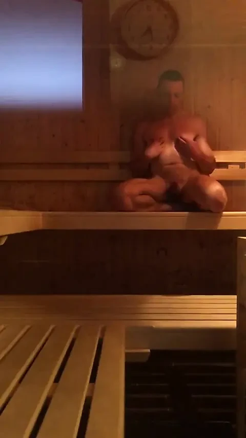 Randy dude halka açık saunada mastürbasyon yaparken yakalandı