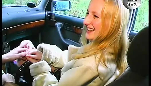 Sarışın kız erkek arkadaşının onu arabada parmaklasına izin veriyor