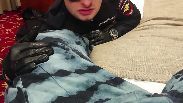 İki polis memuru, tutuklama, tahakküm ve çalkantıdan oluşan bir rol yapma oyunu sahneledi