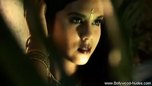 Uyandırıcı ve baştan çıkarıcı seks ritüeli bir esmer tarafından dans edildi