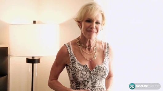 İri göğüslü evli kadın ve anne büyük, genç bir yarağı sikiyor