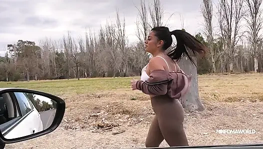 Parktan bilinmeyen bir kız yiyor ve yüzüne boşalma veriyorum